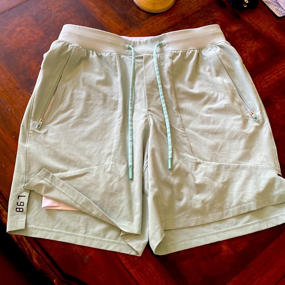 Mens Lululemon “ lined” LTT License to Train 7” athletic shorts size Medium